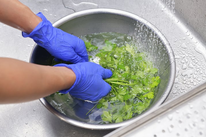 ピュアスターで野菜を洗う手元の写真