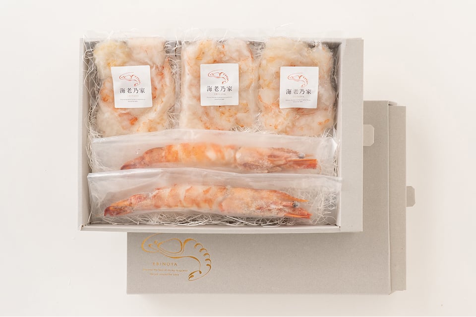 化粧箱に詰められたエビの加工品