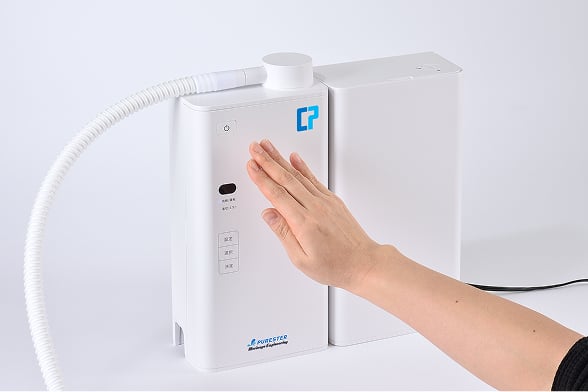 CP-180に手をかざす様子