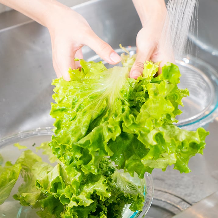 野菜を洗う様子