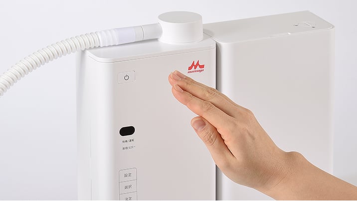 センサーに手をかざす様子