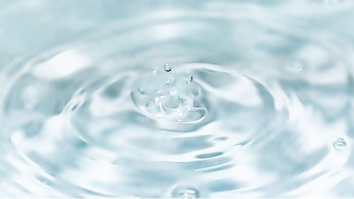 水滴の垂れる水面