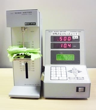 レオメーターにセットされたレタス