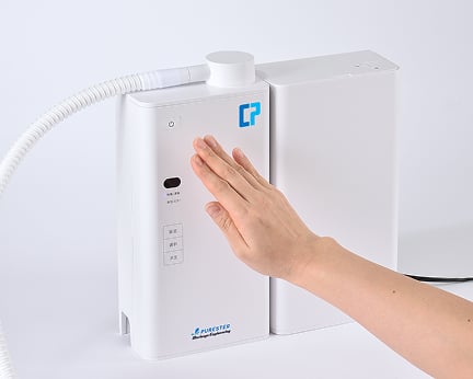 CP-180に手をかざす様子
