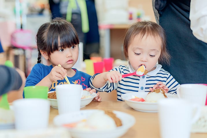 食事をする子供たち